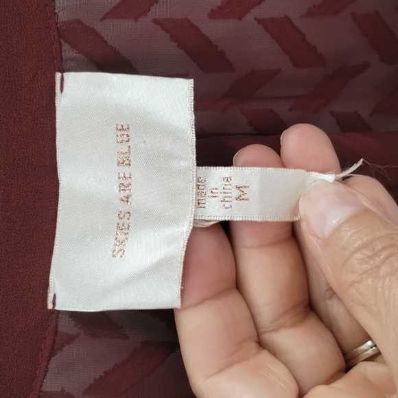 Skies are Blue maroon zig zag texture blouse size medium sheer sleeves and back - Picture 5 of 9